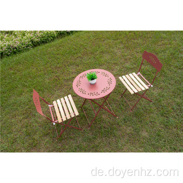 Tisch- und Holzlattenstühle mit Blattmuster